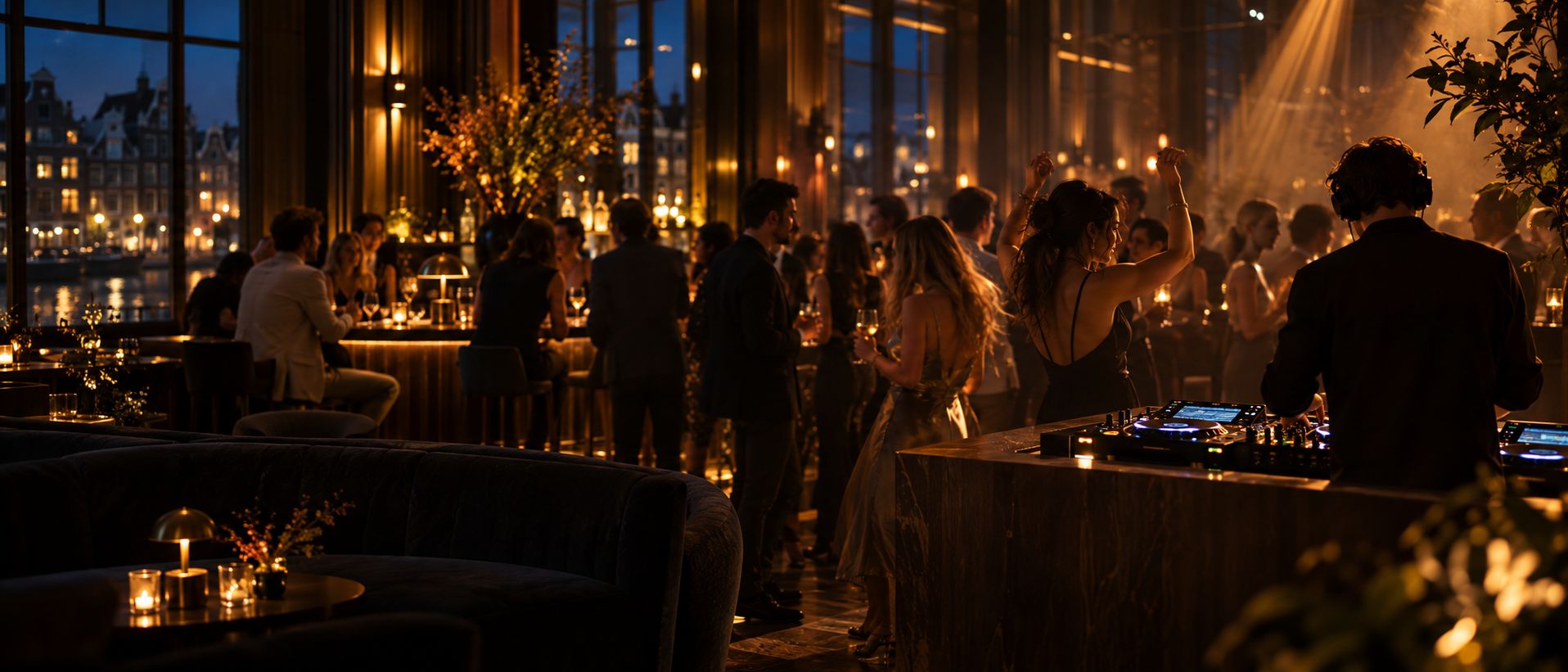 Hotellounge 's avonds met een dj en dansende gasten