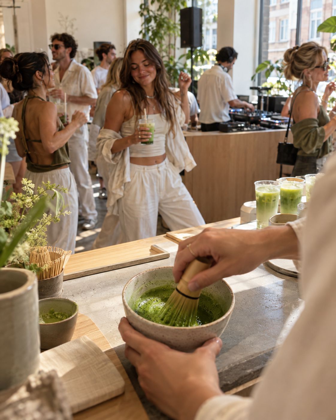 Matcha party: matcha wordt geklopt terwijl gasten dansen