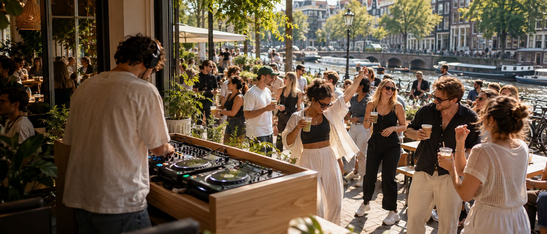 Coffee party op een terras aan de gracht